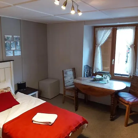 לינה וארוחת בוקר De La Poste *