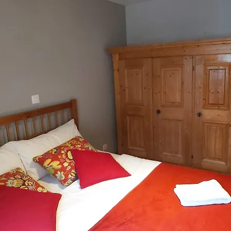 לינה וארוחת בוקר De La Poste *