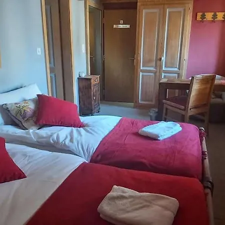 לינה וארוחת בוקר De La Poste *